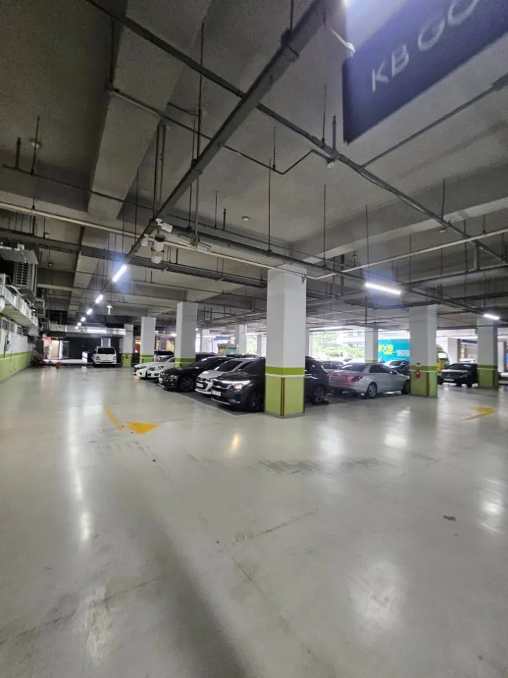 店對面海邊道路停車區