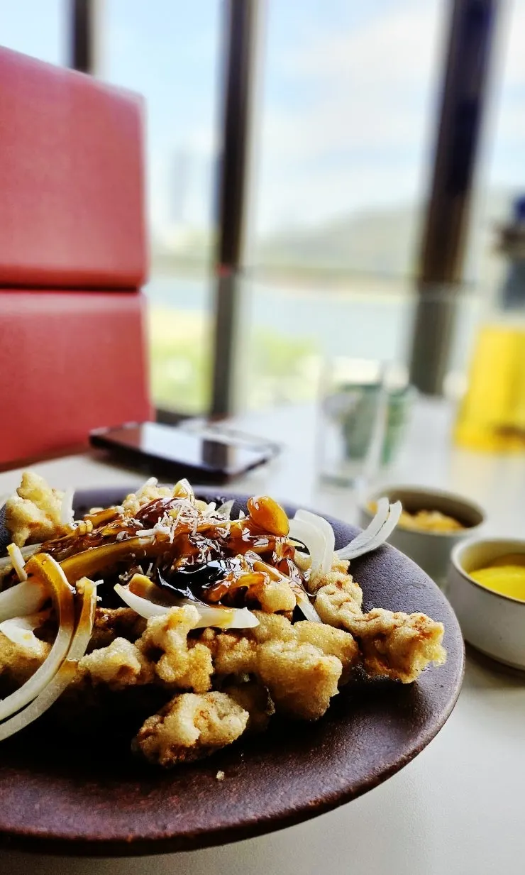 午餐套餐附上的一碗辣海鮮麵