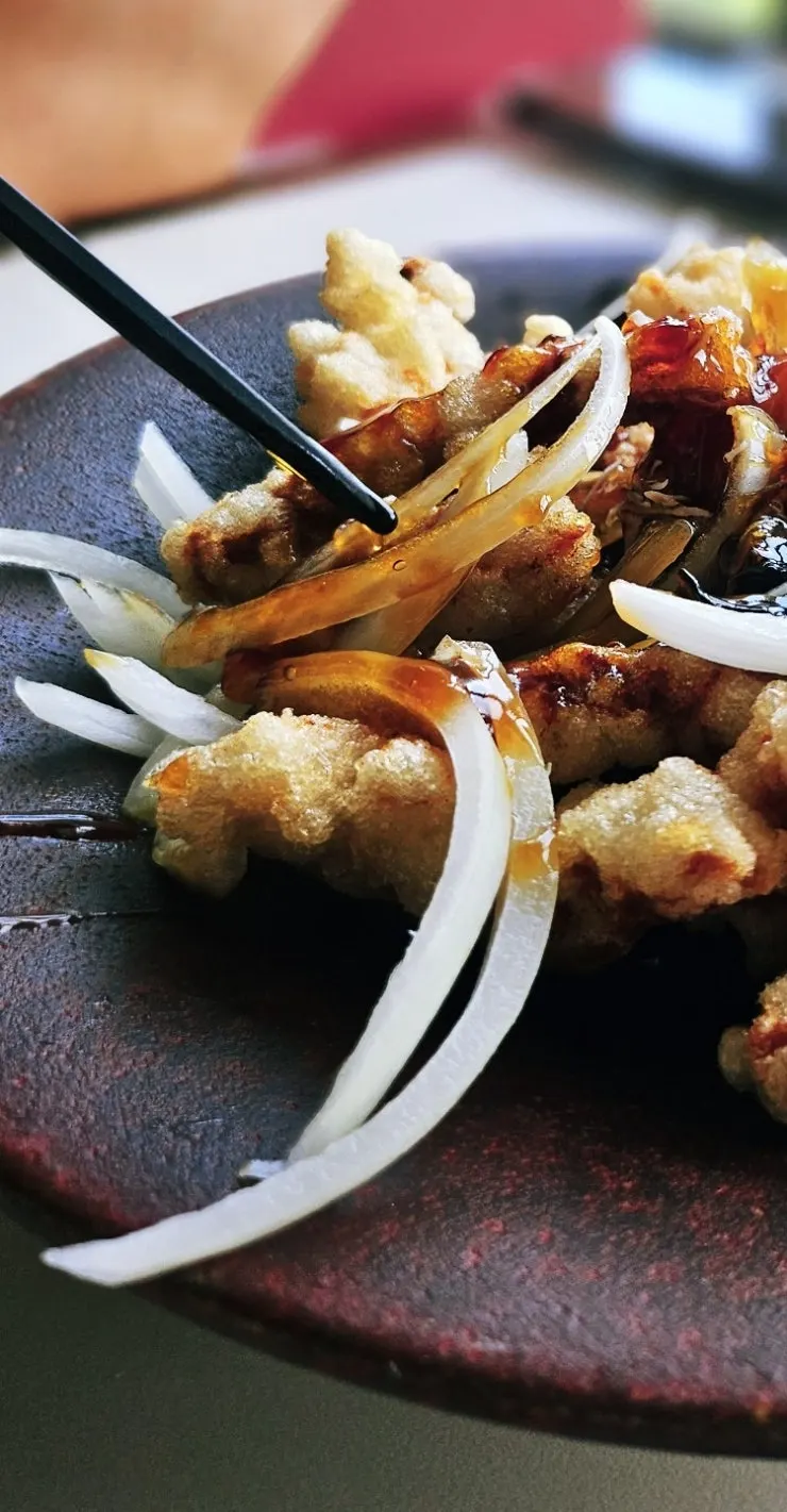 淋上醬汁上桌的糖醋肉
