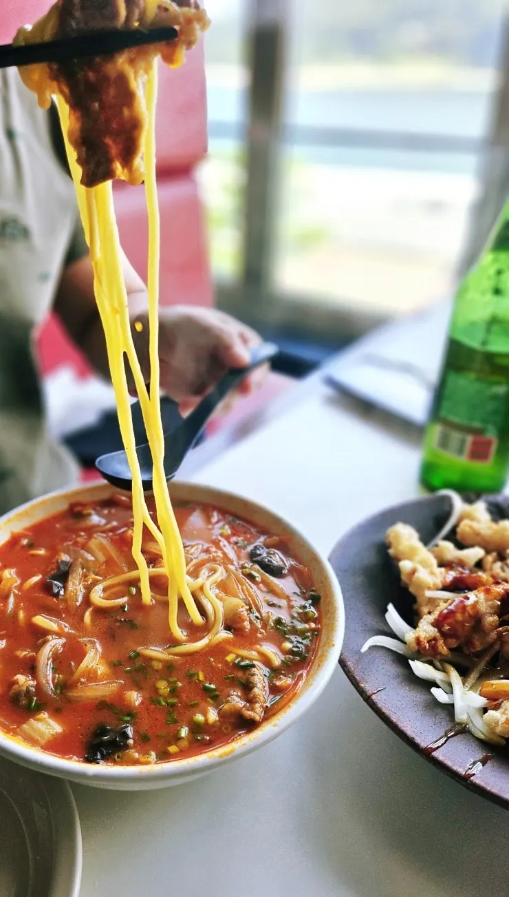 擺在靠窗桌上的午餐套餐