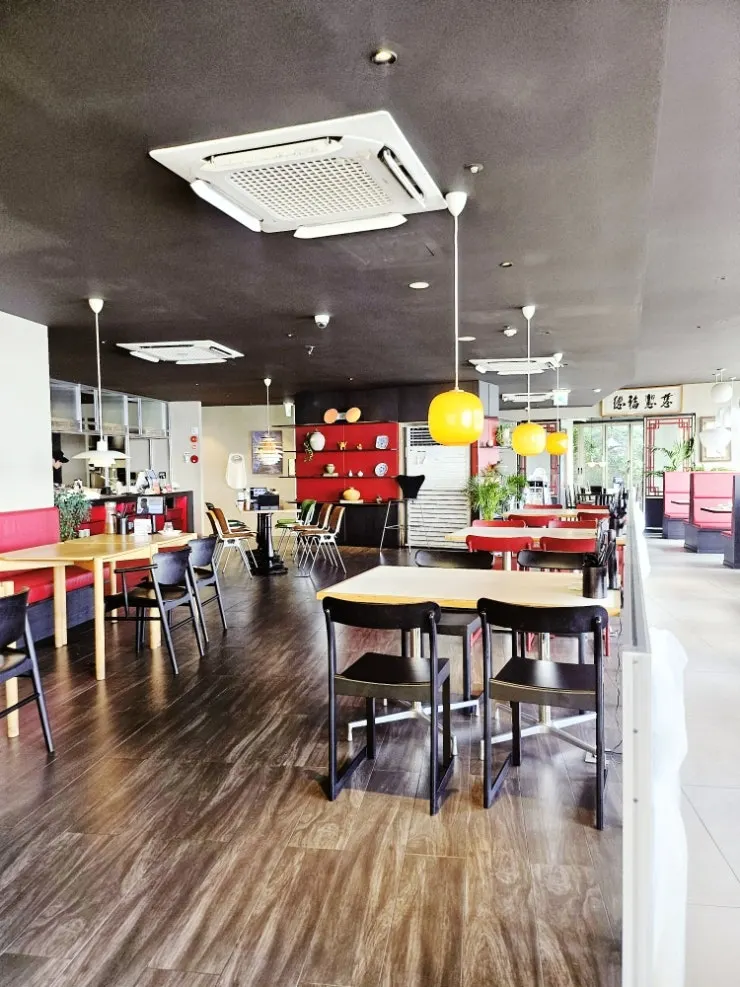 滿座時的店內全景