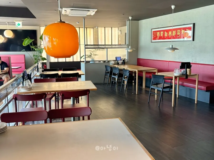 오픈 시간대의 한적한 홀 창가 좌석