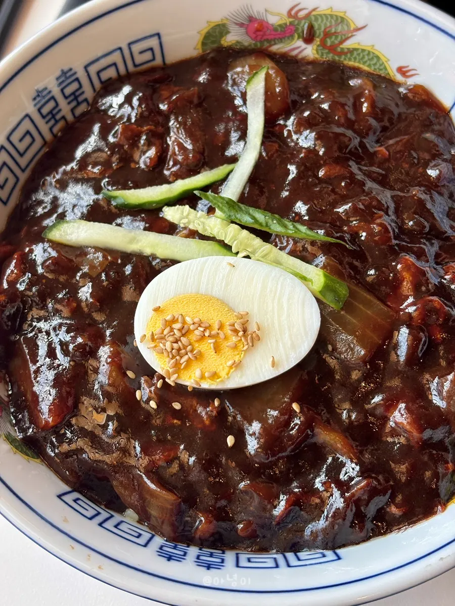 윤기 도는 짜장면 클로즈업