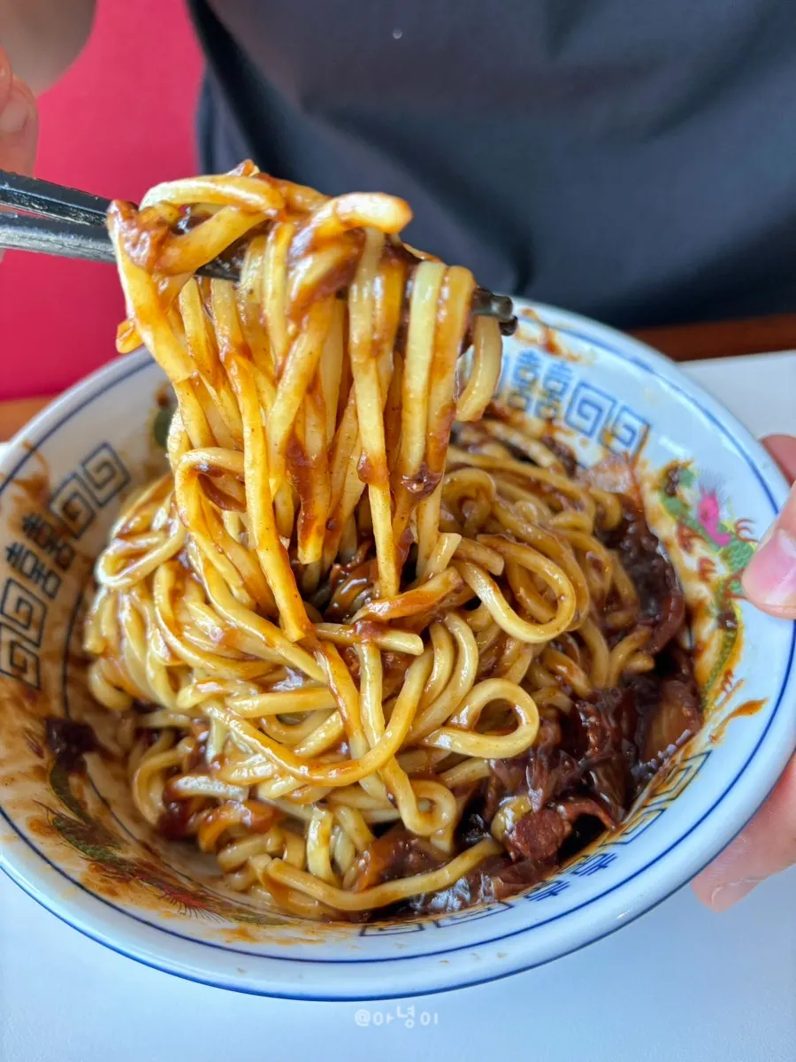 탕수육과 함께 먹는 짜장면