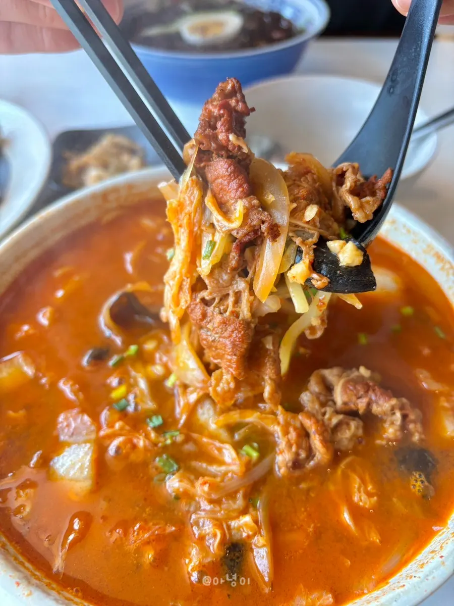 칼칼한 짬뽕 국물과 우삼겹 소고기
