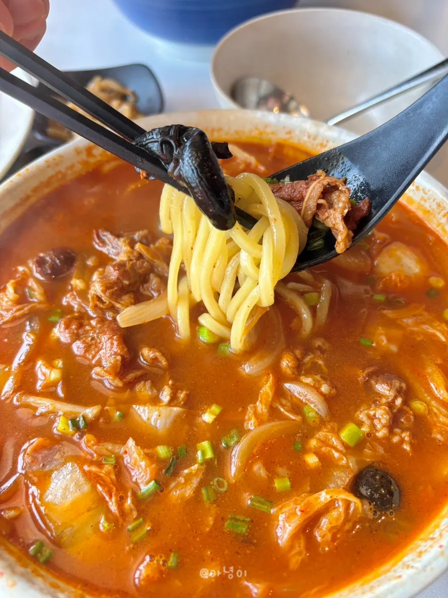 짬뽕 면과 고기를 함께 들어올린 모습