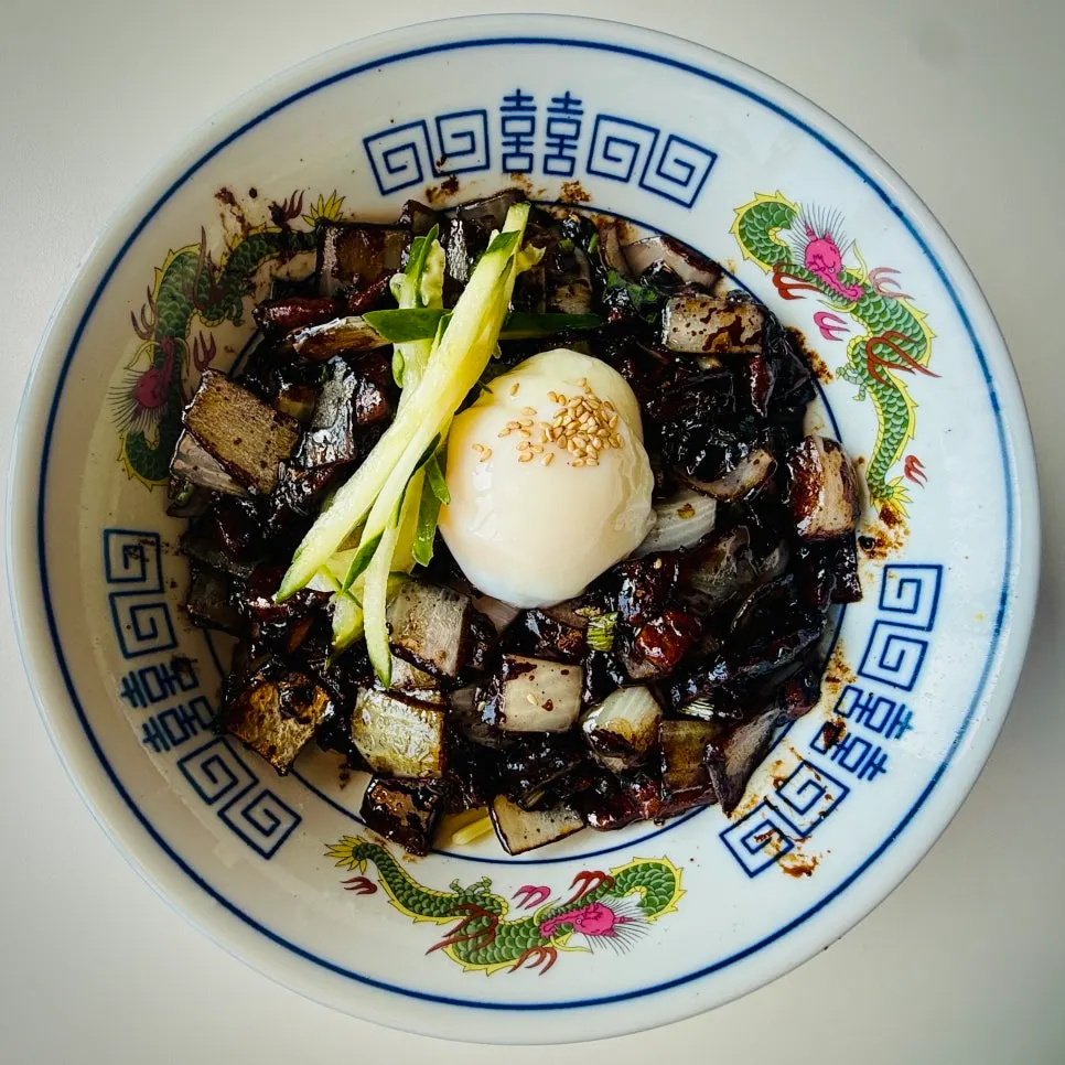 Close-up of the poached-egg jajangmyeon