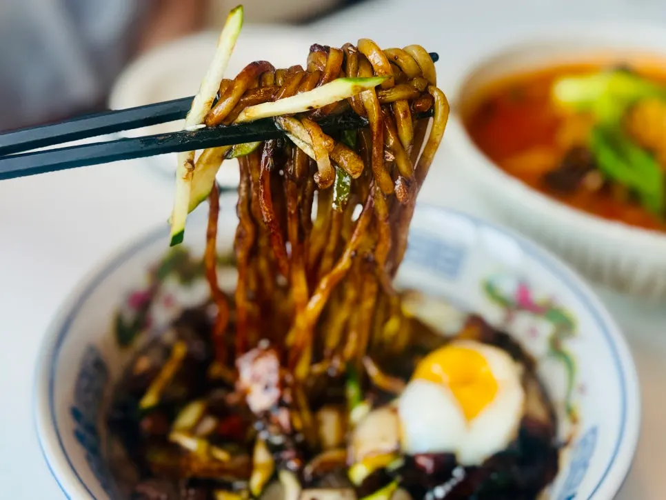Jajangmyeon noodles mixed with sauce