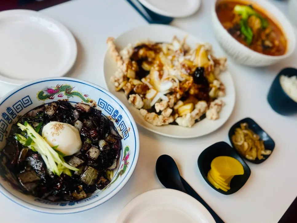 Jajangmyeon noodles being lifted up