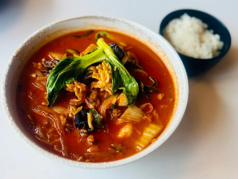 Jjamppong broth with visible mussels and shrimp