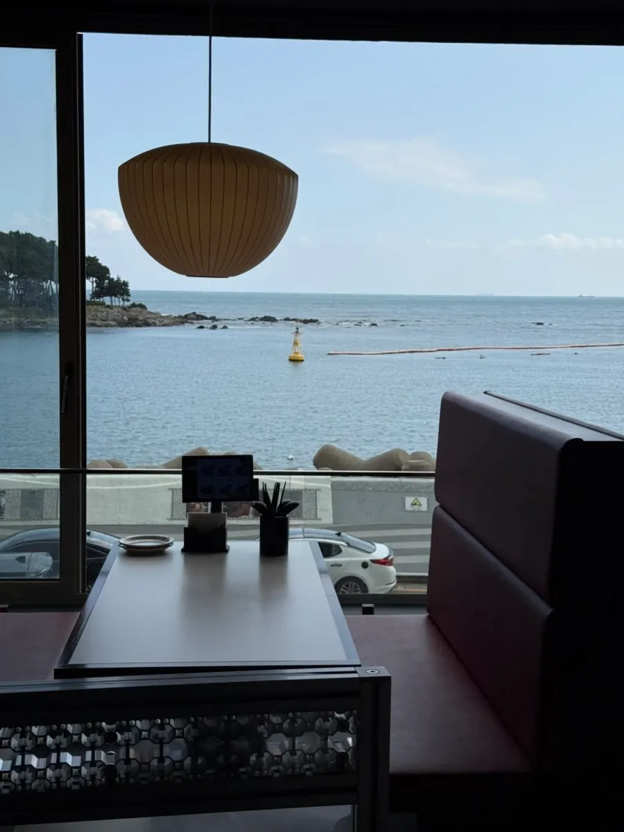 Ocean view through the open windows at Bueokgan Chinese