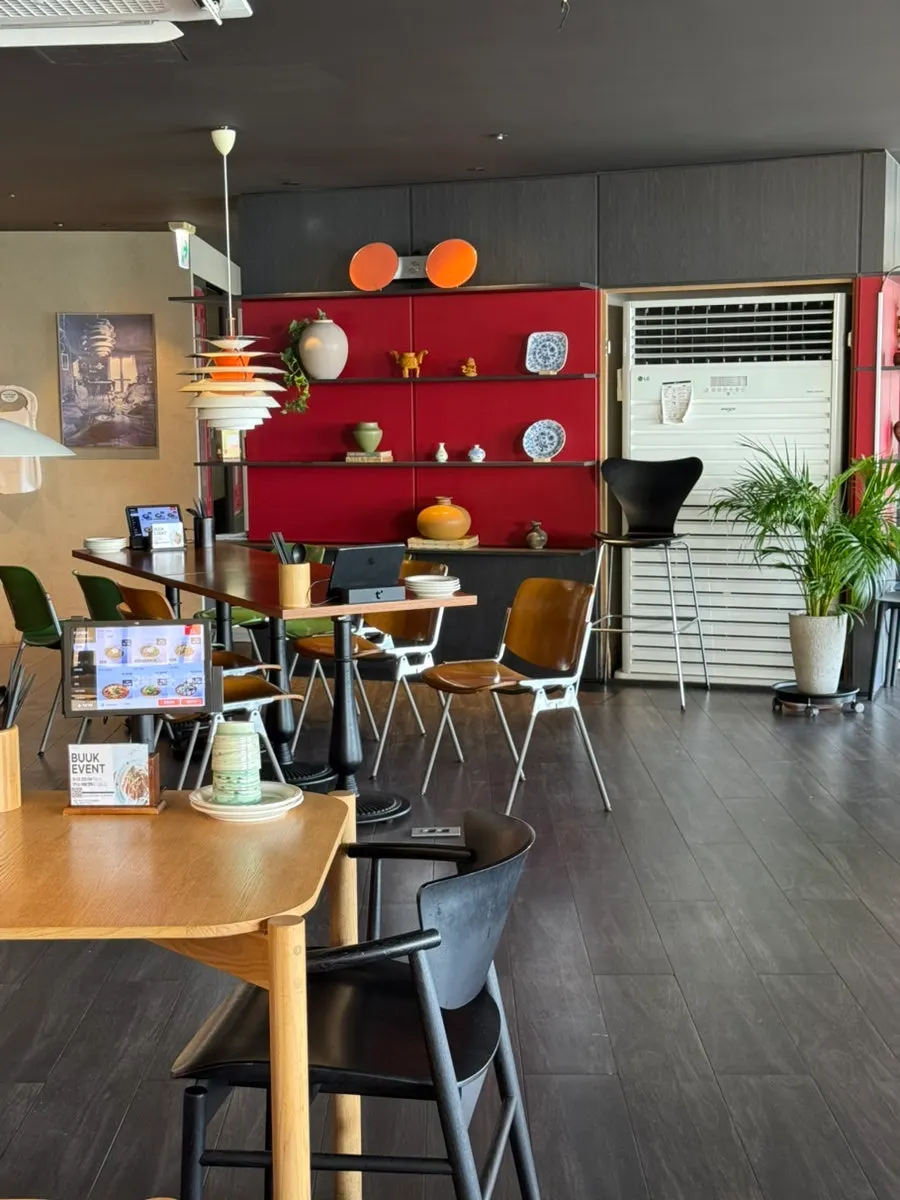Interior and seating at Bueokgan Chinese