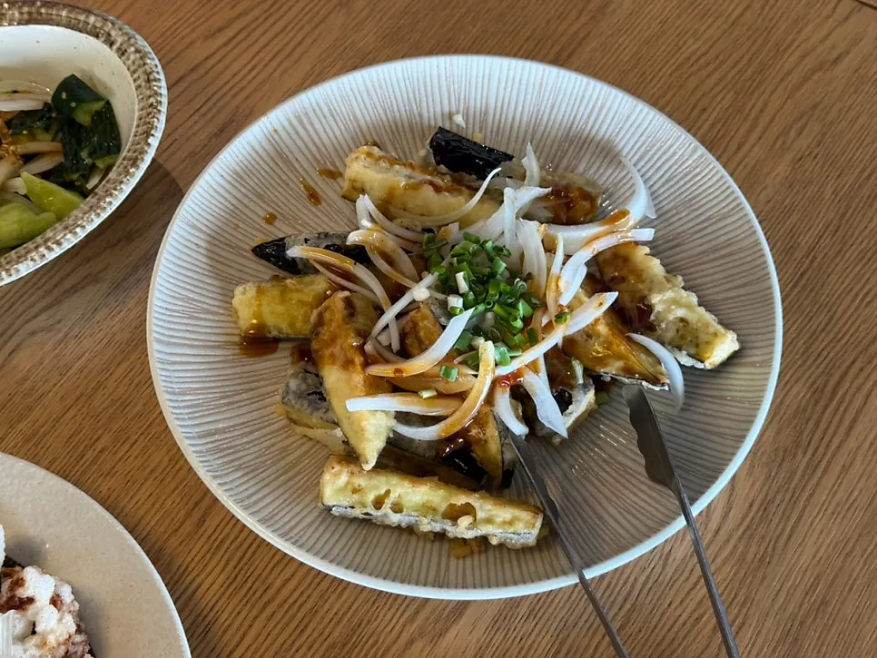 Table setting with paihyangkwa