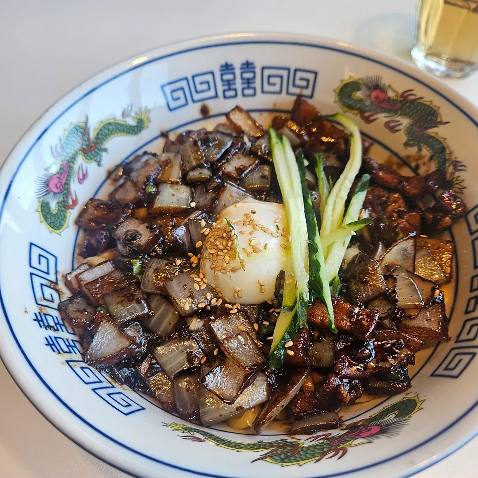 수란이 올라간 간짜장 한 그릇