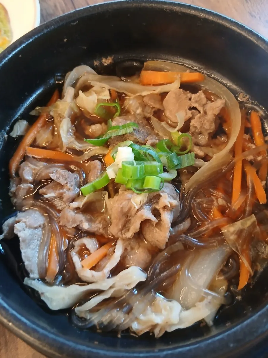 반찬과 함께 차려진 식사 상차림