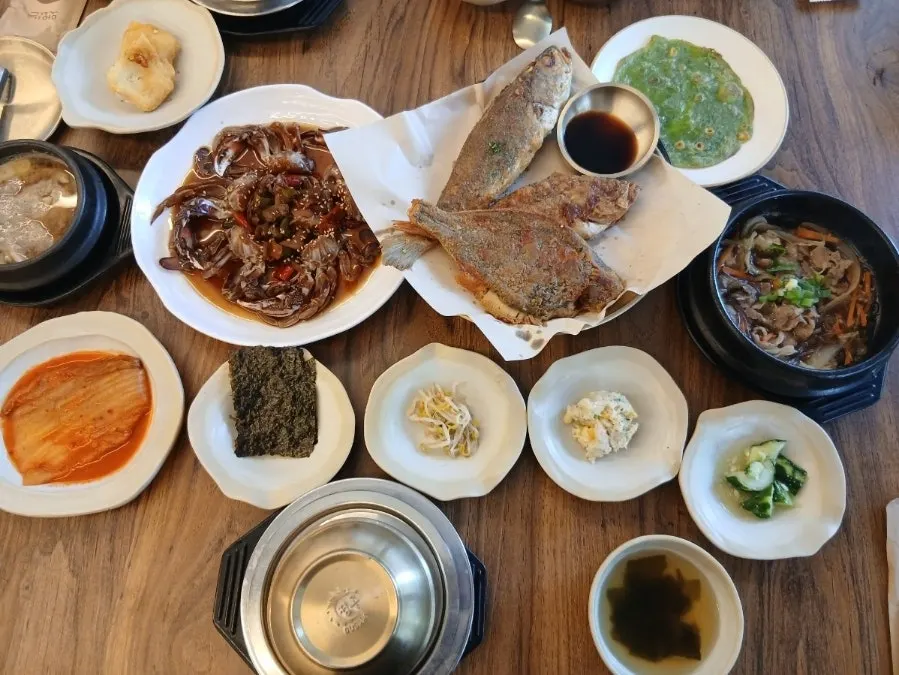꽃게 들어간 된장찌개와 간장 돼지불고기