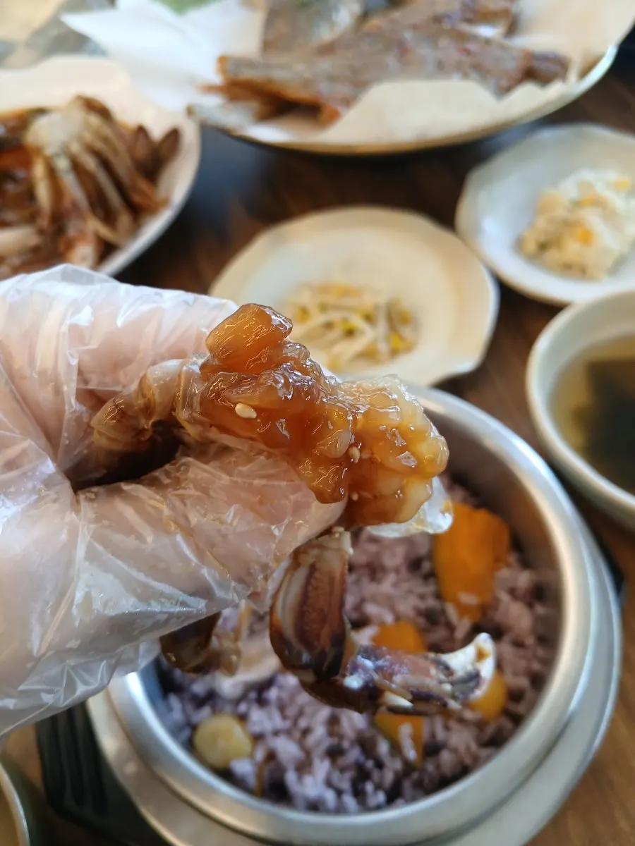 게살과 내장이 보이는 간장게장 몸통