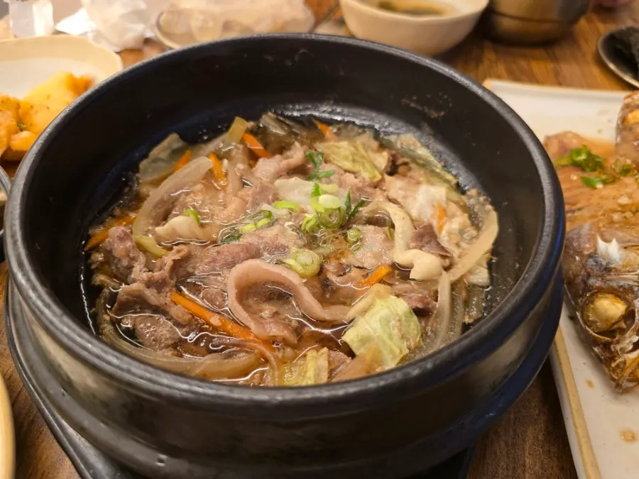 게장과 솥밥을 곁들인 식사 장면