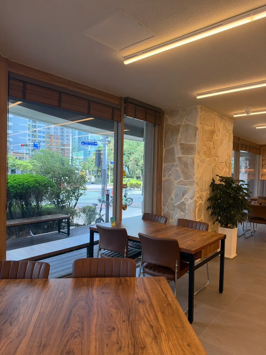 Dining hall tables at Deodo Gejang suited for group gatherings