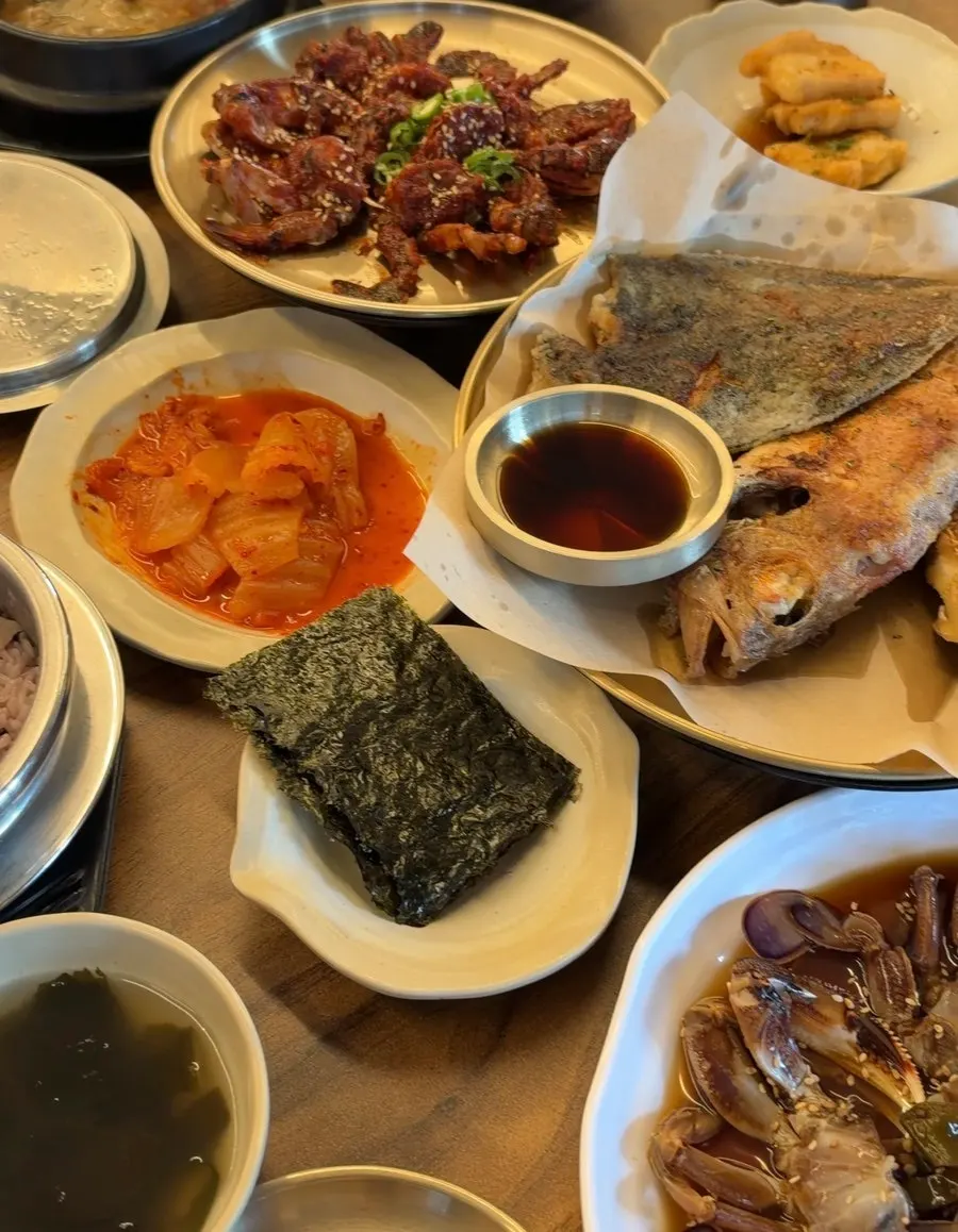 Refillable side dishes including aged kimchi and seaweed