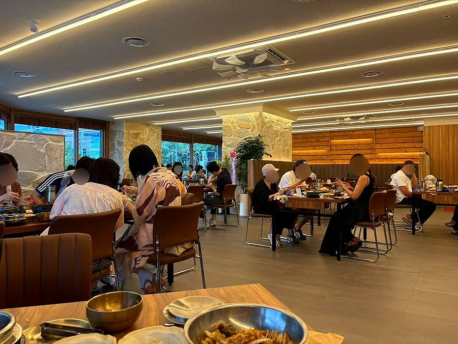 Deodo Gejang entrance and spacious dining hall