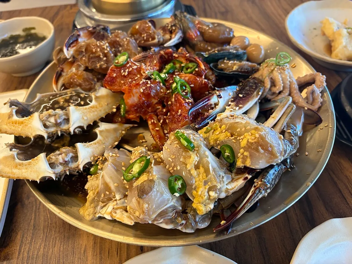 Full marinated crab table set, filled like a Korean course meal