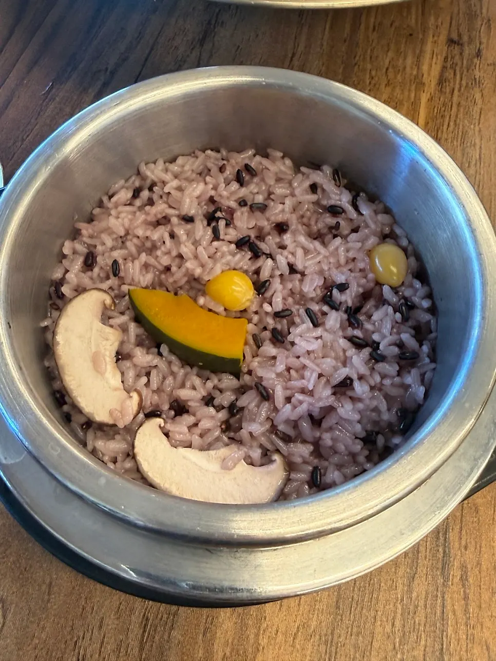솥밥과 장류를 함께 곁들인 접시