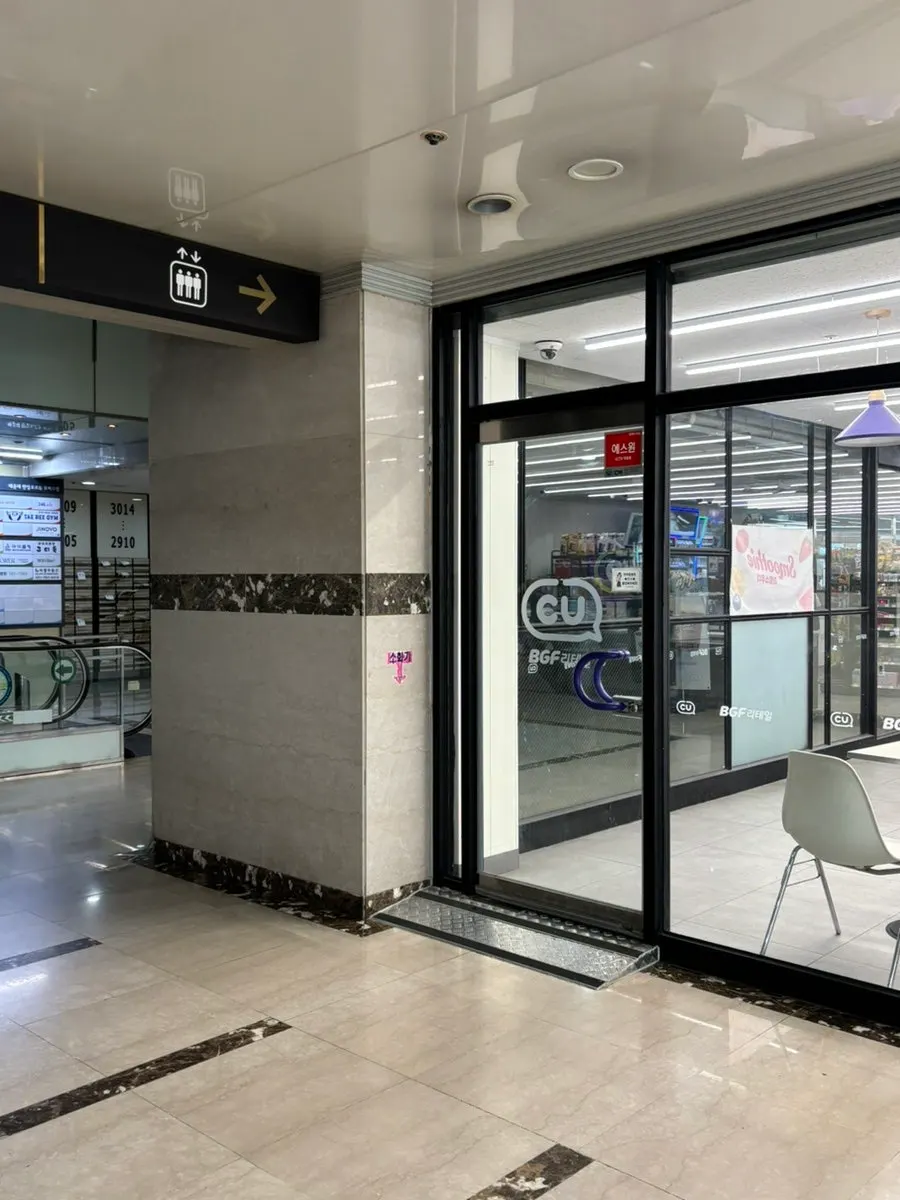 Passageway up to the 1st floor after parking
