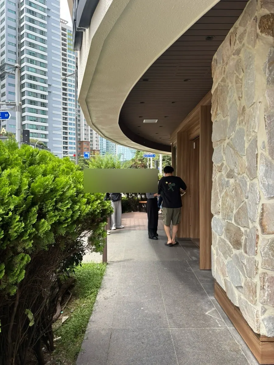 Deodo Gejang entrance seen past the exit next to the convenience store