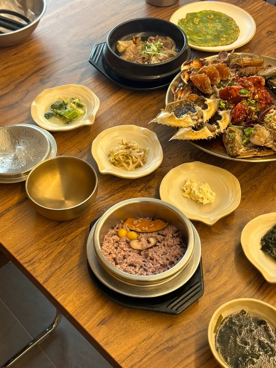 Full spread of the combo platter with nutrient pot rice