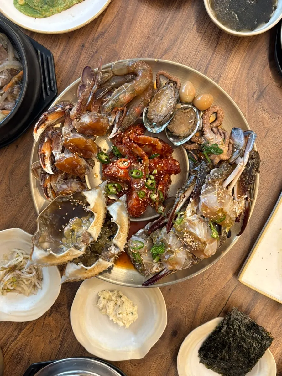 Plate of spicy seasoned crab and soy crab from the combo platter