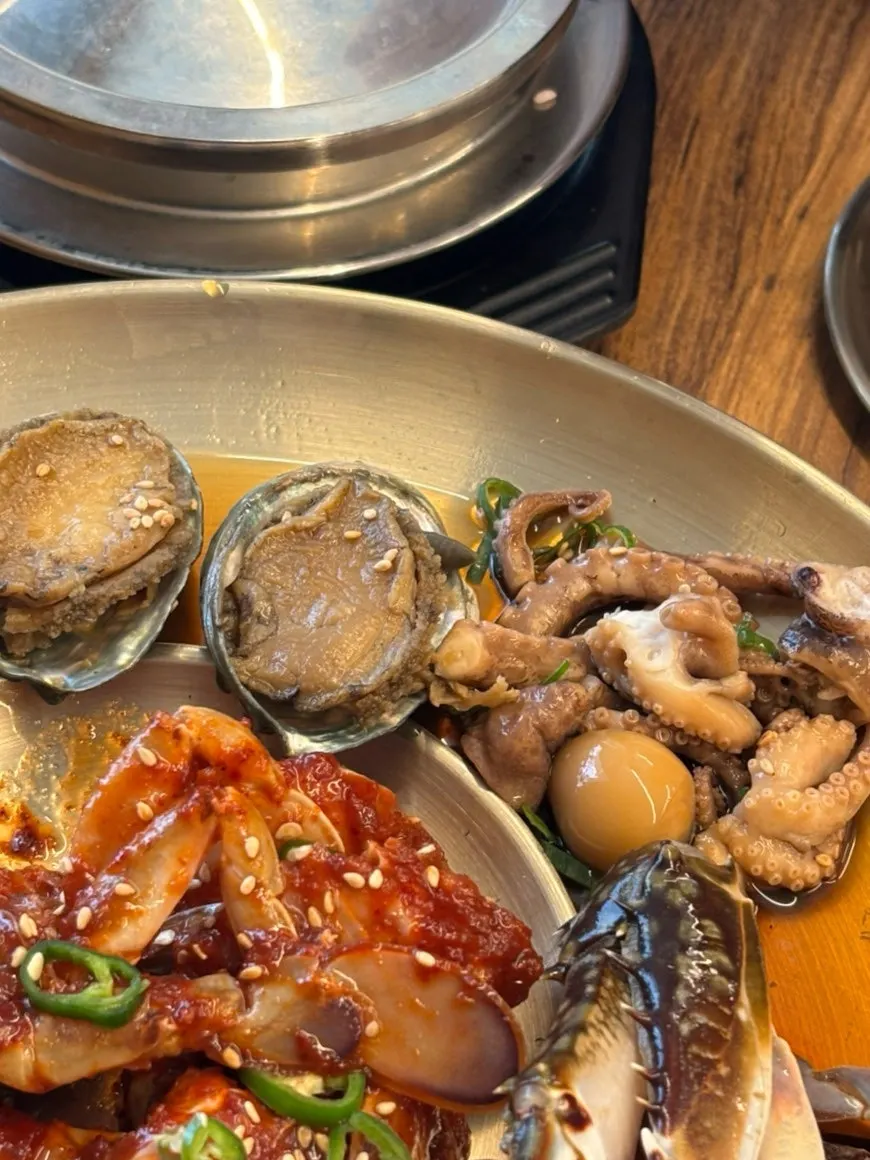 Picking up more spicy seasoned crab