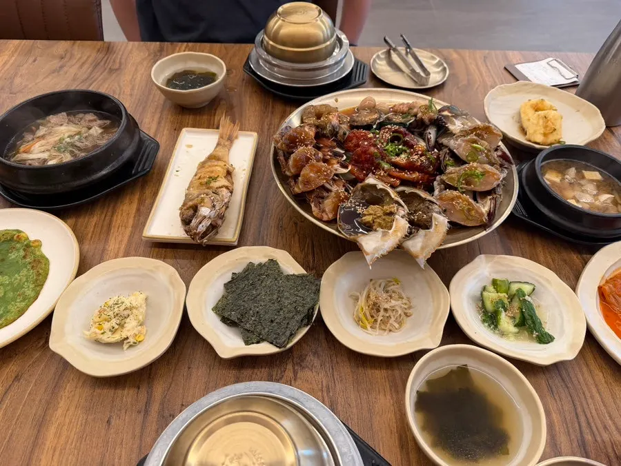 한 번에 차려진 모듬장 영양솥밥 한상차림