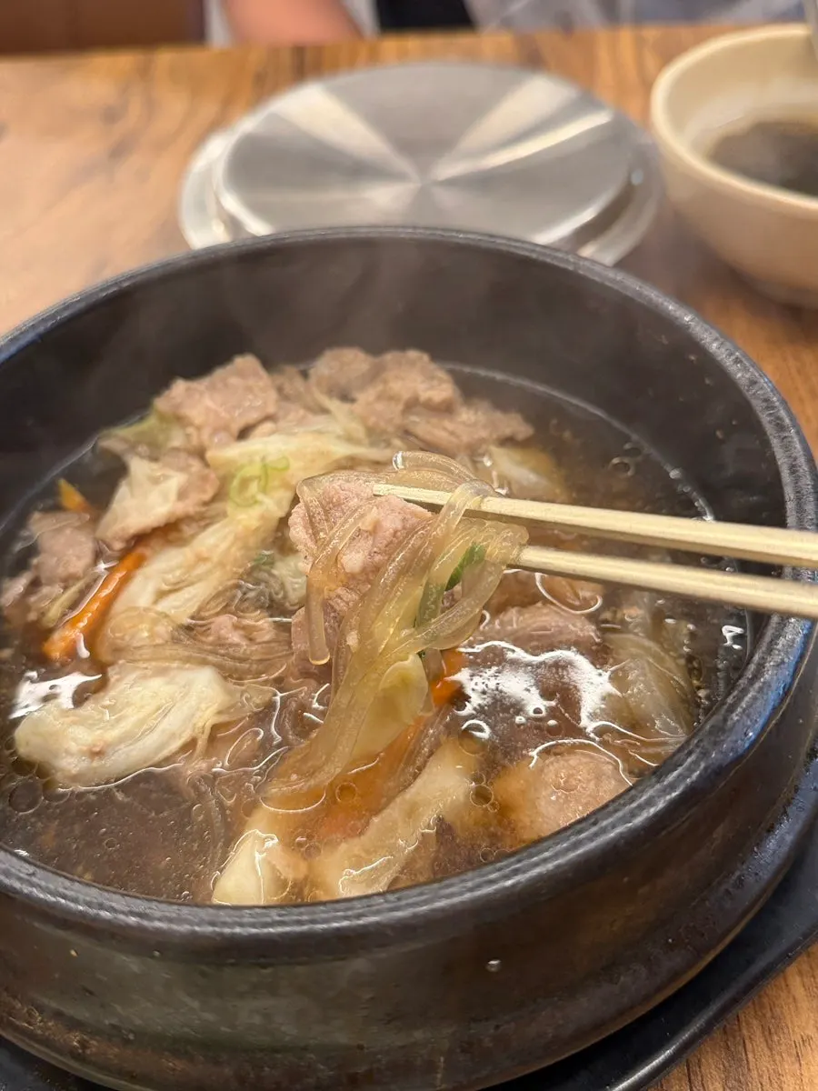 끓고 있는 뚝배기 불고기 클로즈업