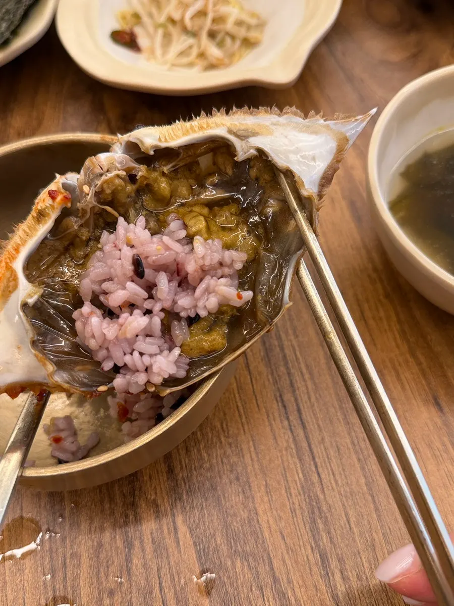 먹기 좋게 자른 전복장과 간장게장