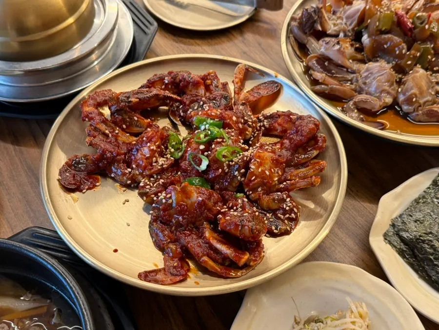 Gejang and basic side dishes laid out on the table