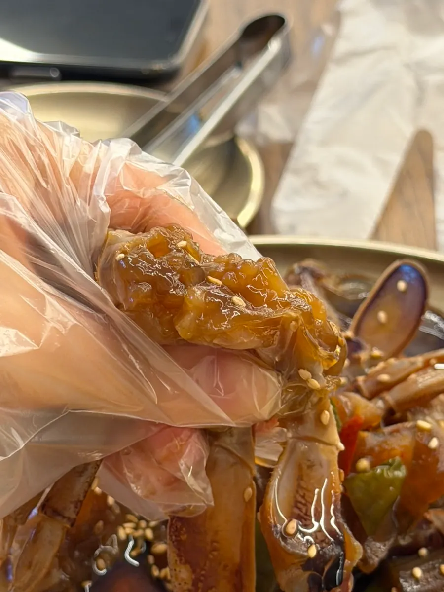 Wrapping rice and marinated crab in gim