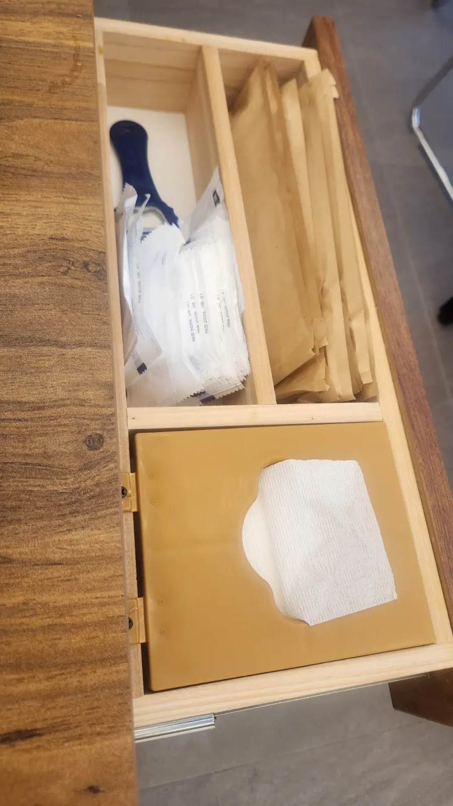 가위와 비닐장갑이 놓인 테이블 세팅
