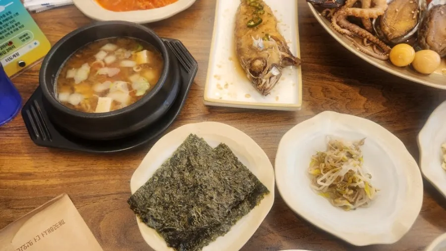 한 번에 차려진 모듬장 한상차림
