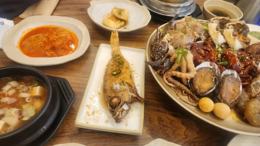 간장게장과 양념게장이 놓인 상차림