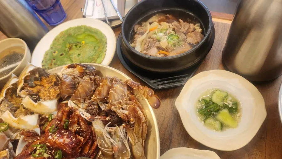생선구이와 불고기, 밑반찬 접시들