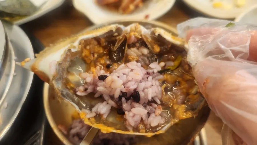 게딱지에 밥을 비벼 먹는 모습