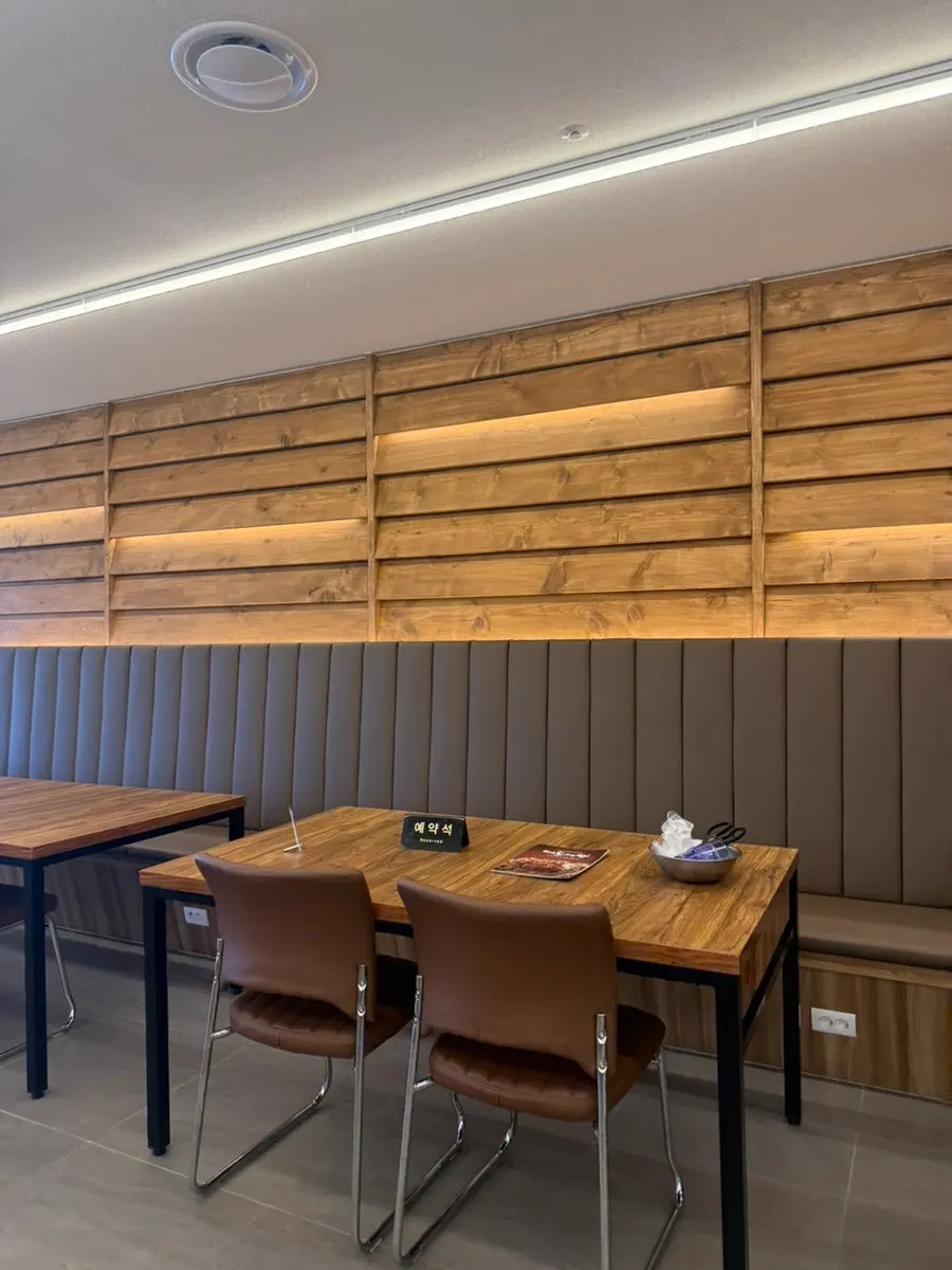 Wide dining table at Deodo Gejang
