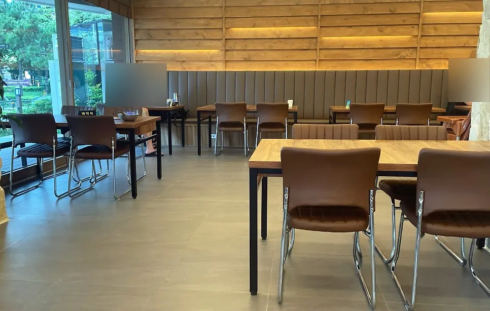 The clean 60-pyeong interior of Deodo Gejang