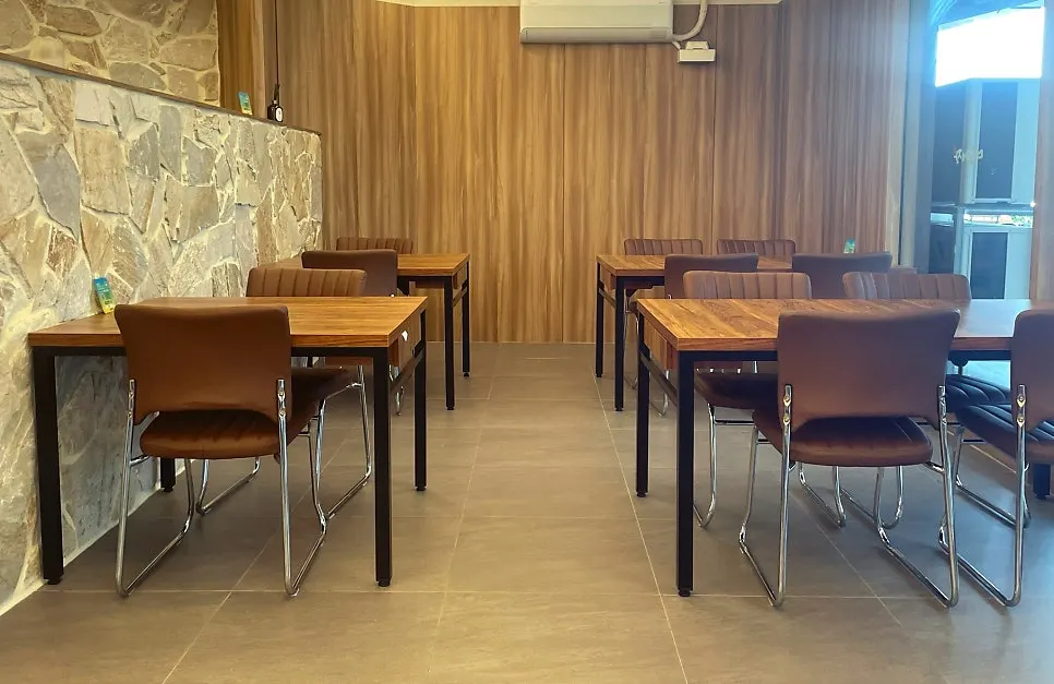 Spaciously arranged tables at Deodo Gejang