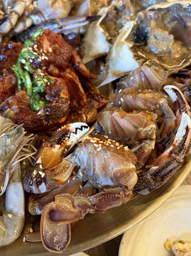 Plate of flower crab and yellow crab in the assorted gejang set
