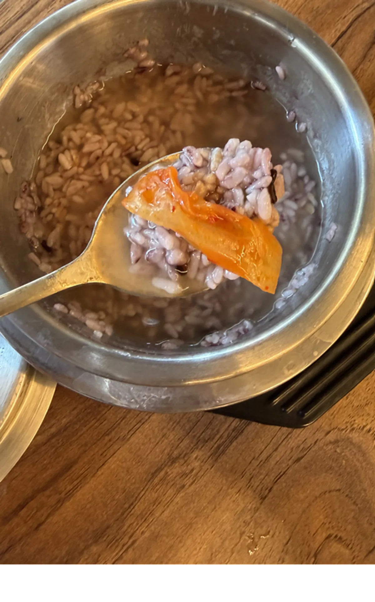 Toasty sungnyung made from the pot rice