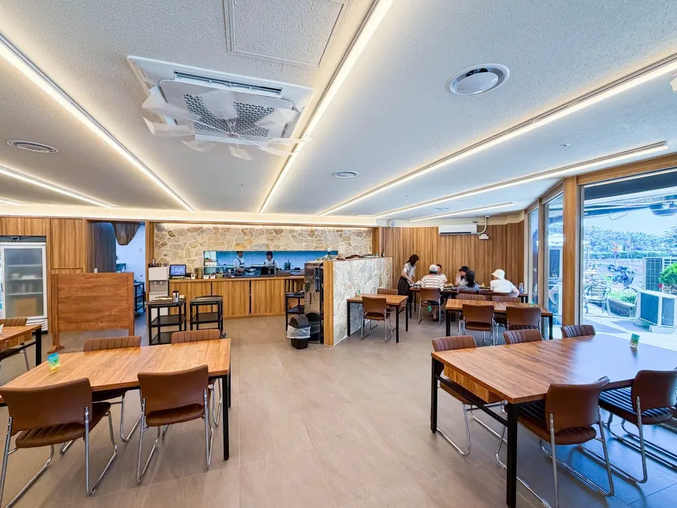 Generously spaced tables at Deodo Gejang