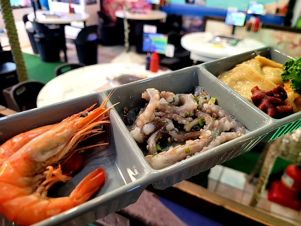 Free service of steamed shrimp, live octopus, and sea squirt