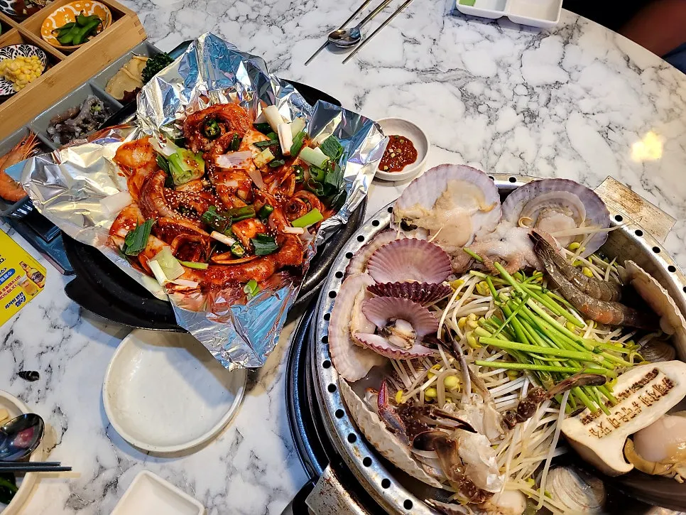 Pot of clam stew with fan mussel, octopus, and blue crab